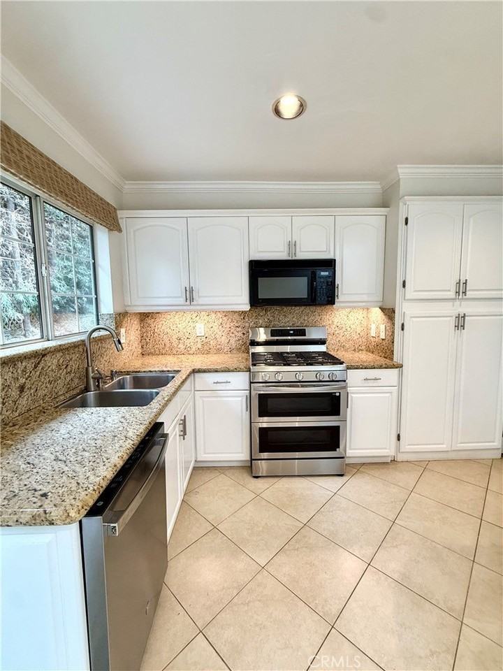 635 Saint Anns Dr - Photo 6 of 10