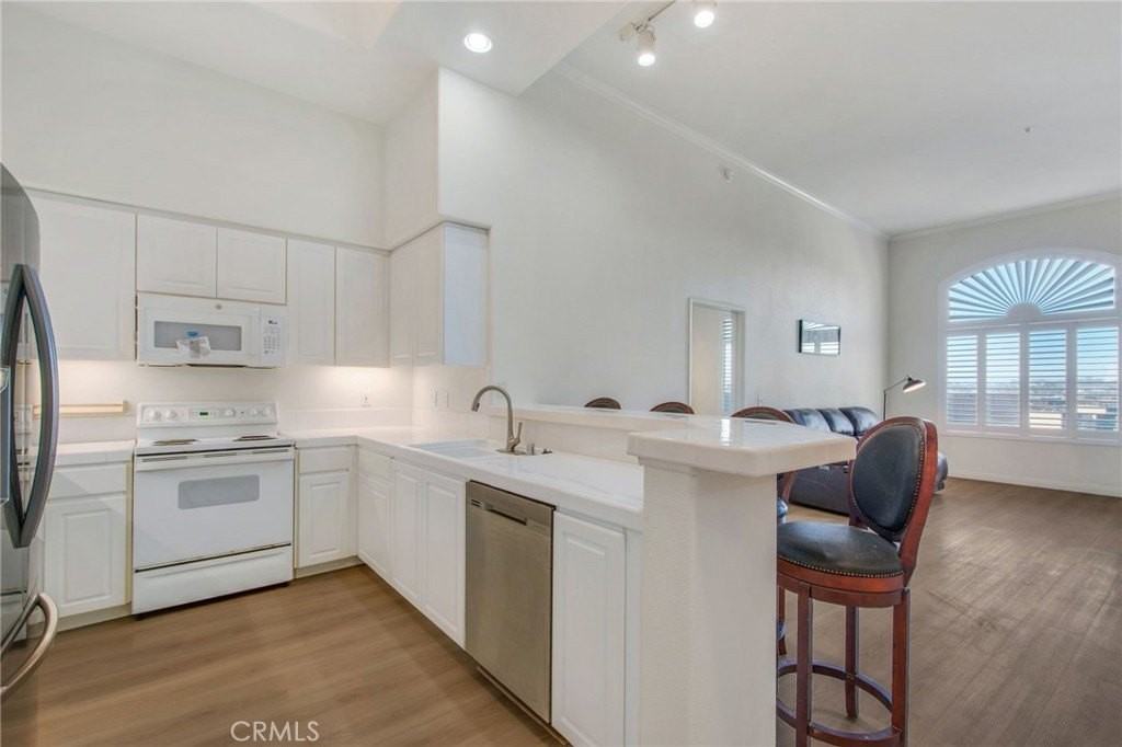 9229 Regents Rd #L406 - Photo 5 of 27