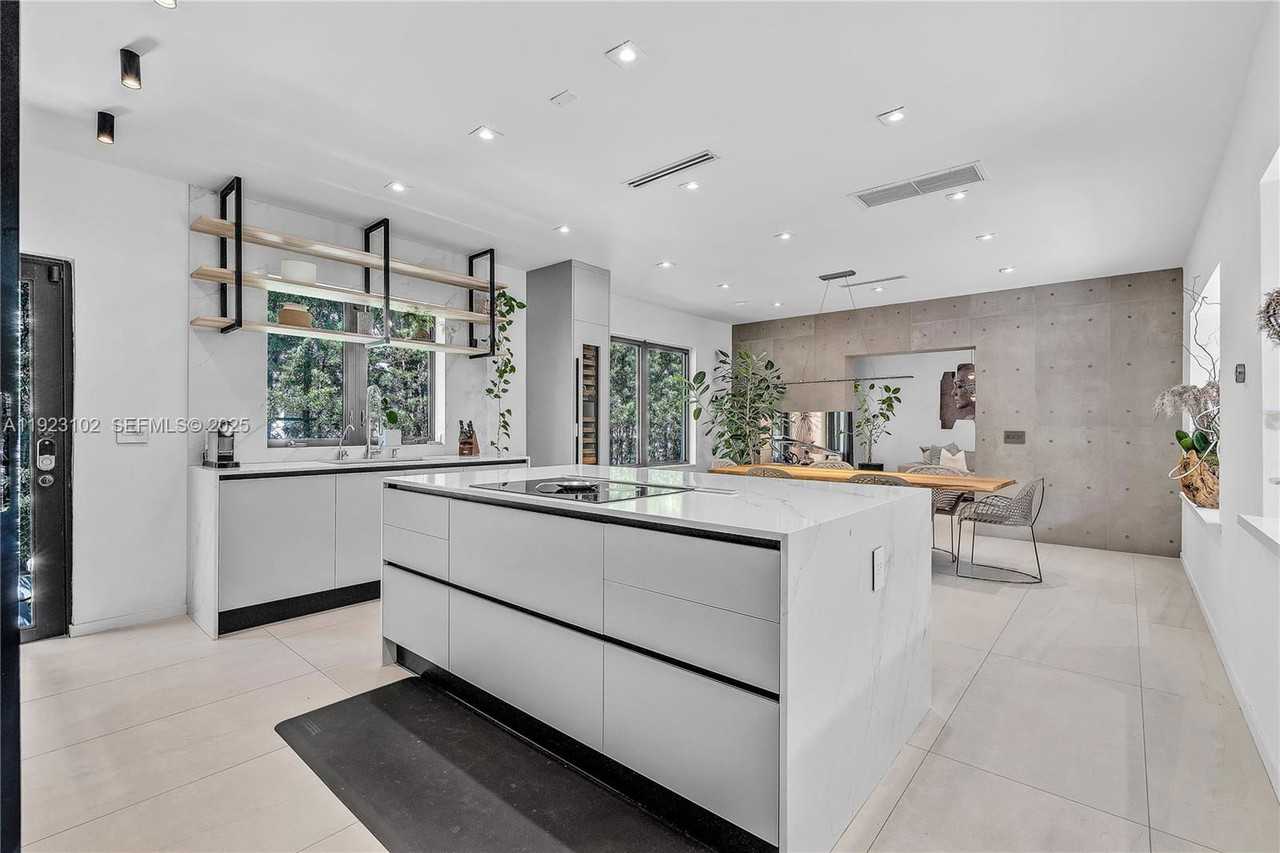 725 W 49th St - Photo 5 of 8