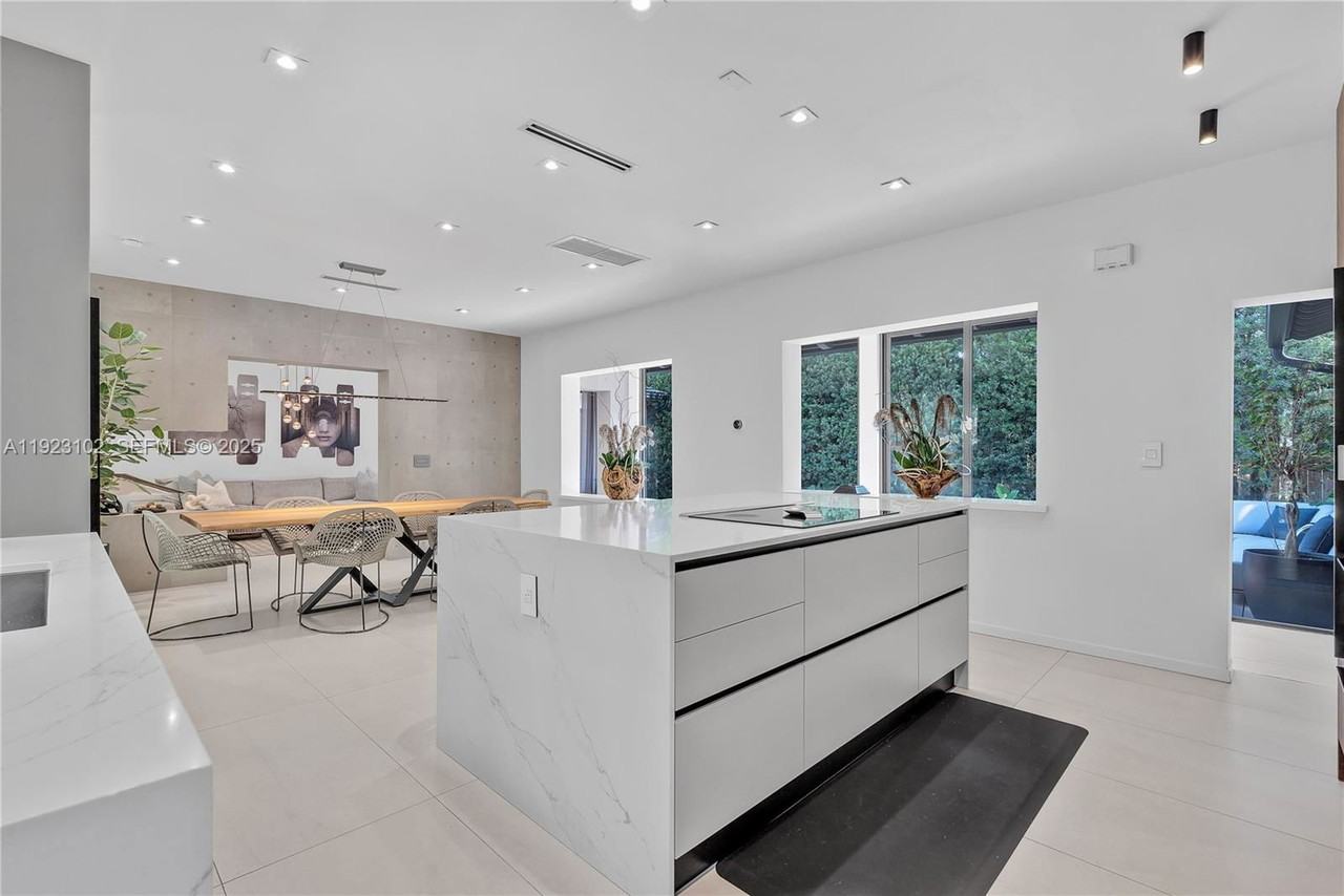 725 W 49th St - Photo 6 of 8