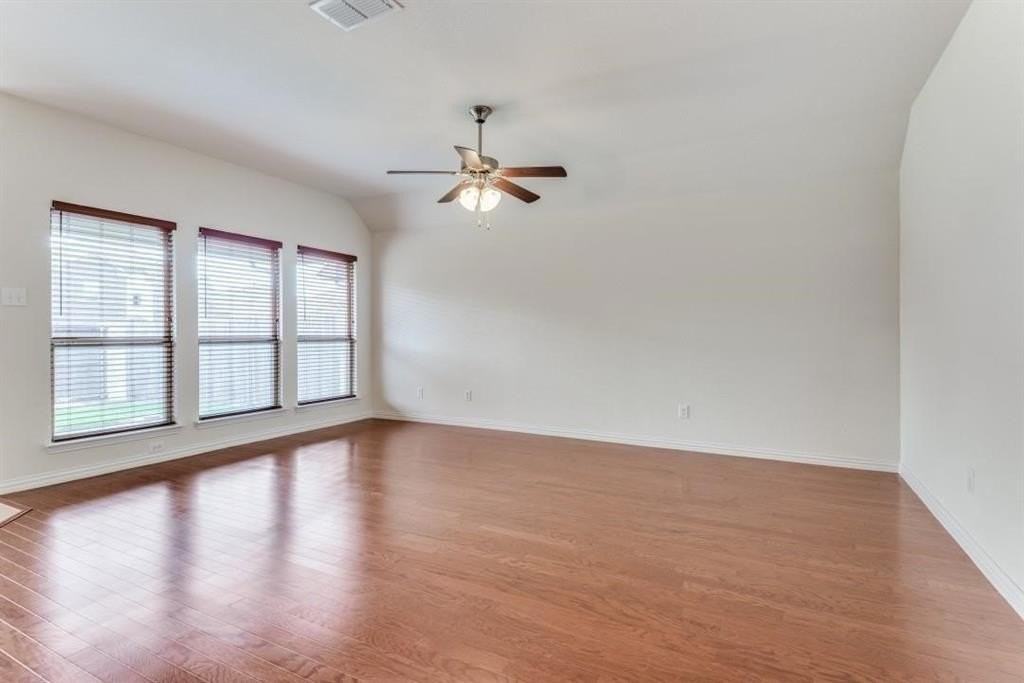 1013 Bird Creek Dr - Photo 3 of 12