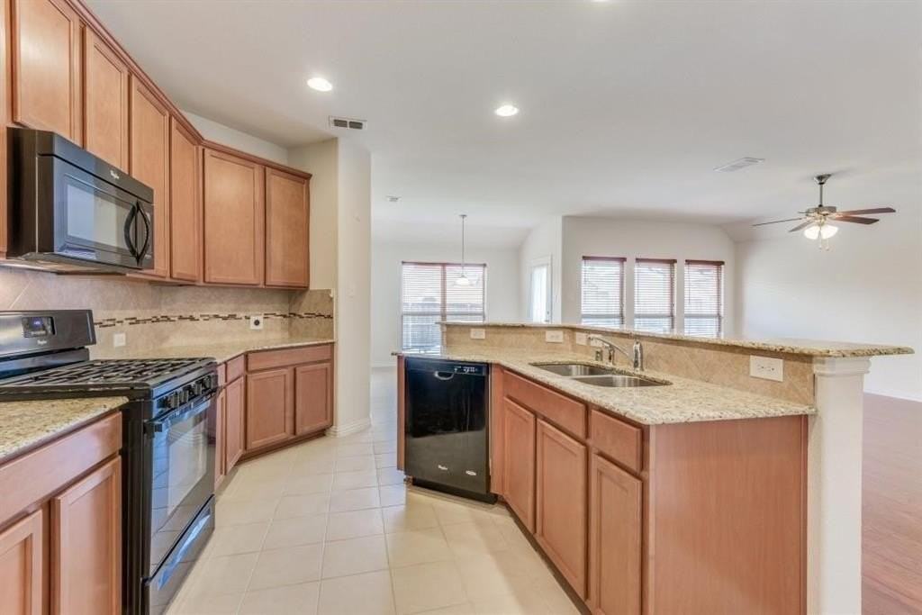 1013 Bird Creek Dr - Photo 5 of 12