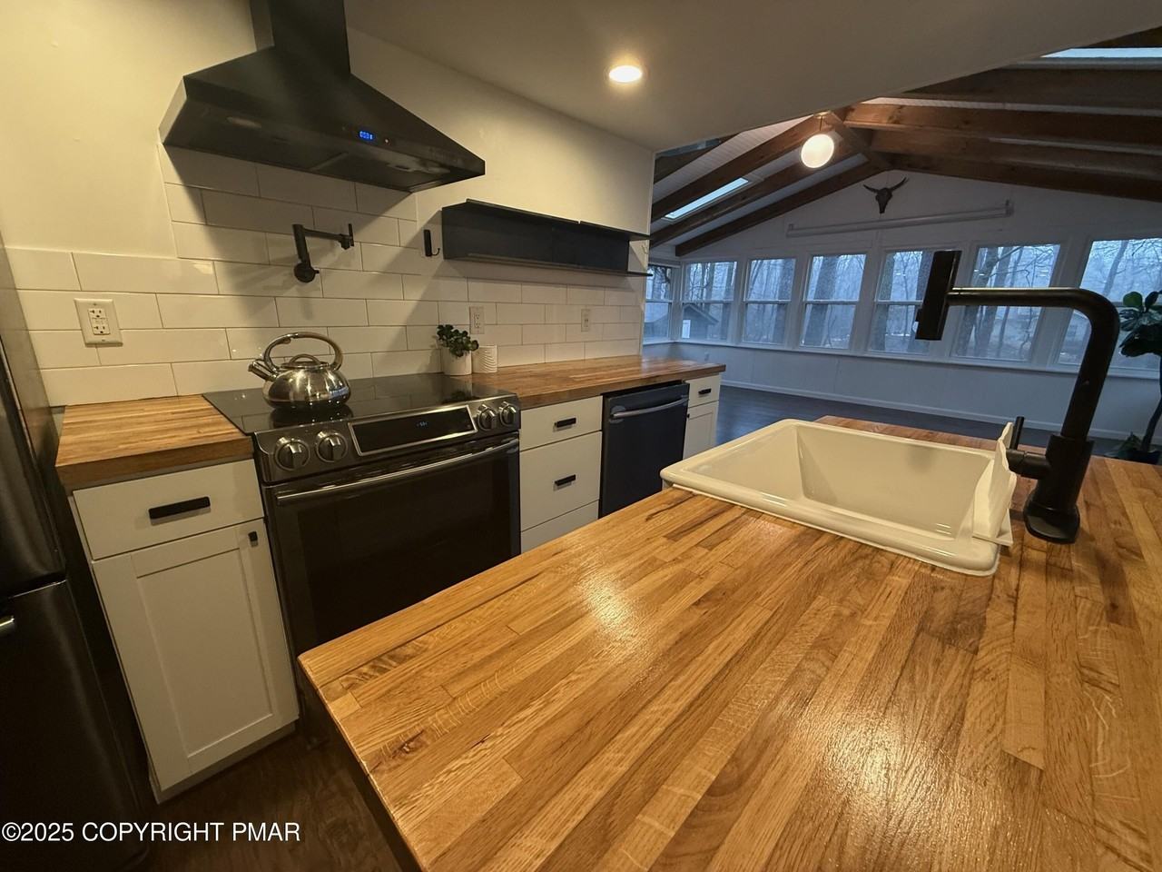 452 Stillwater Dr - Photo 7 of 26