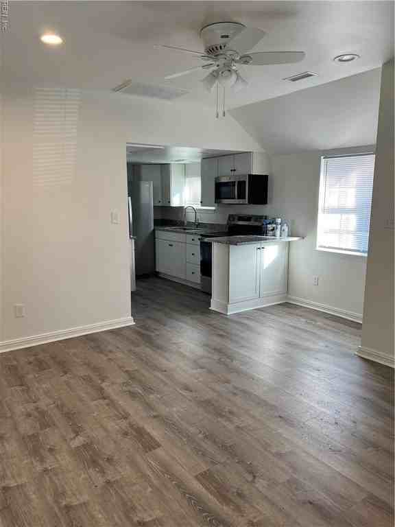 709 13th St - Photo 3 of 11