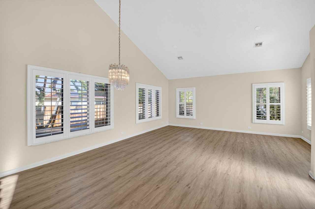 4517 Nw 5th Ave - Photo 4 of 40