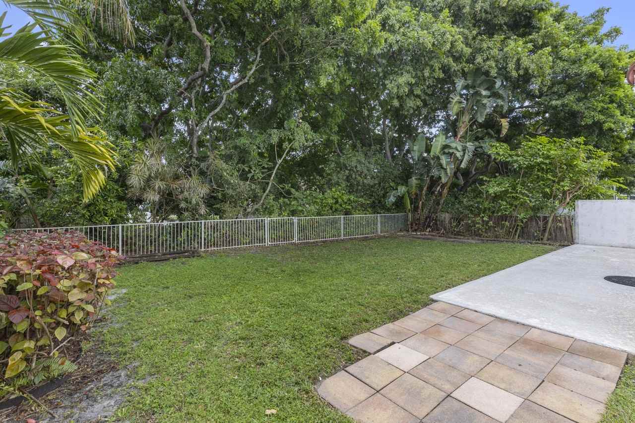 7469 Kingsley Ct - Photo 4 of 41