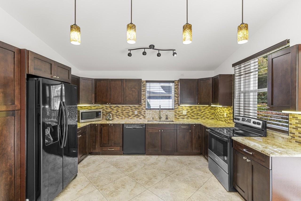 7469 Kingsley Ct - Photo 7 of 41