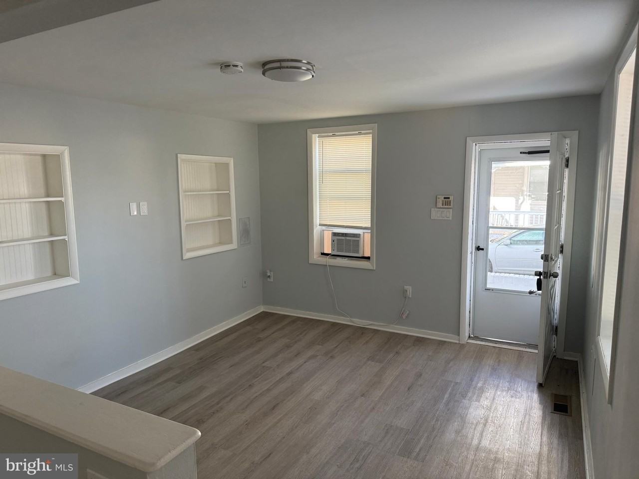 58 E Monroe St - Photo 3 of 10