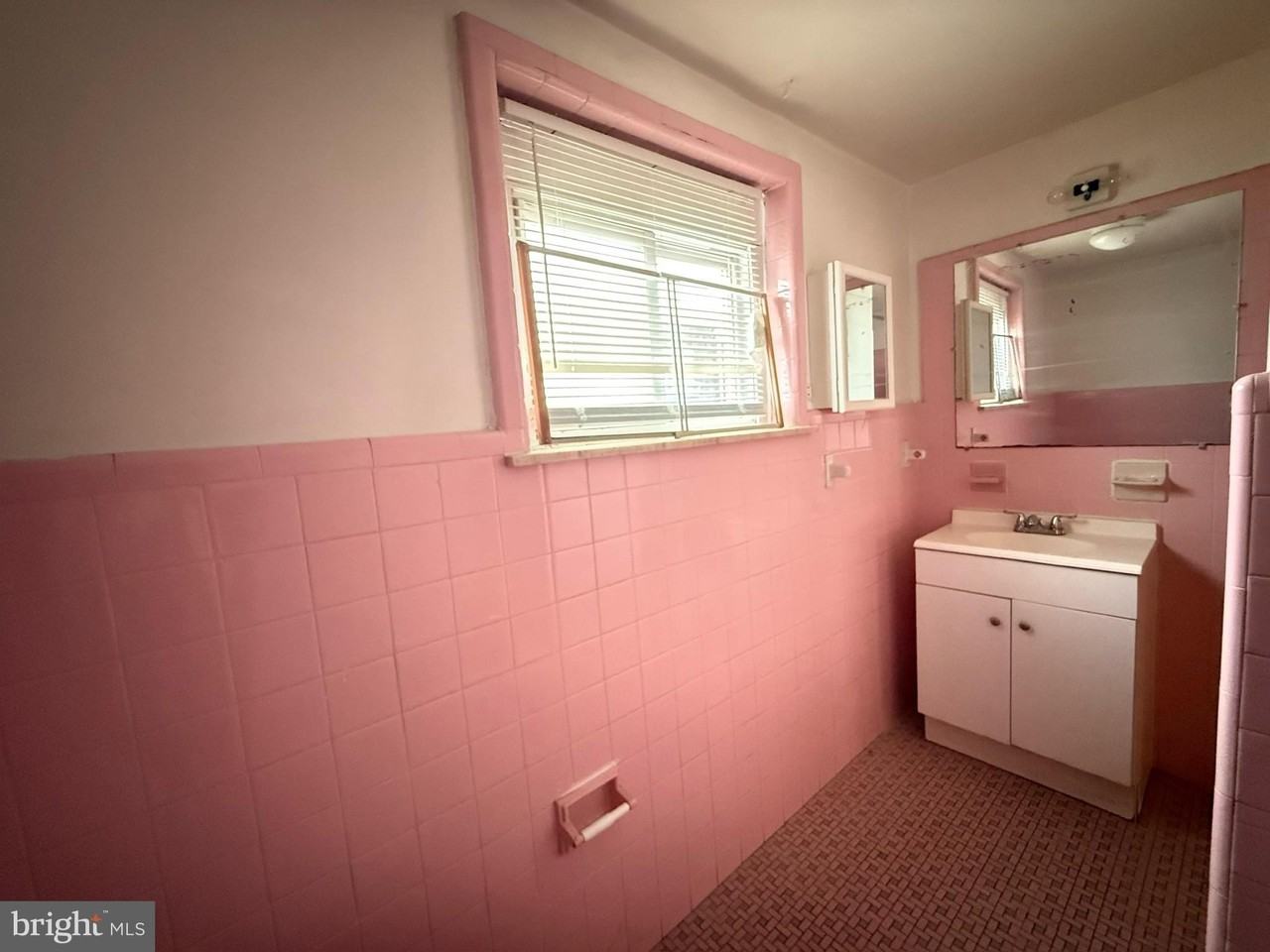 1816 S Chadwick St - Photo 7 of 8