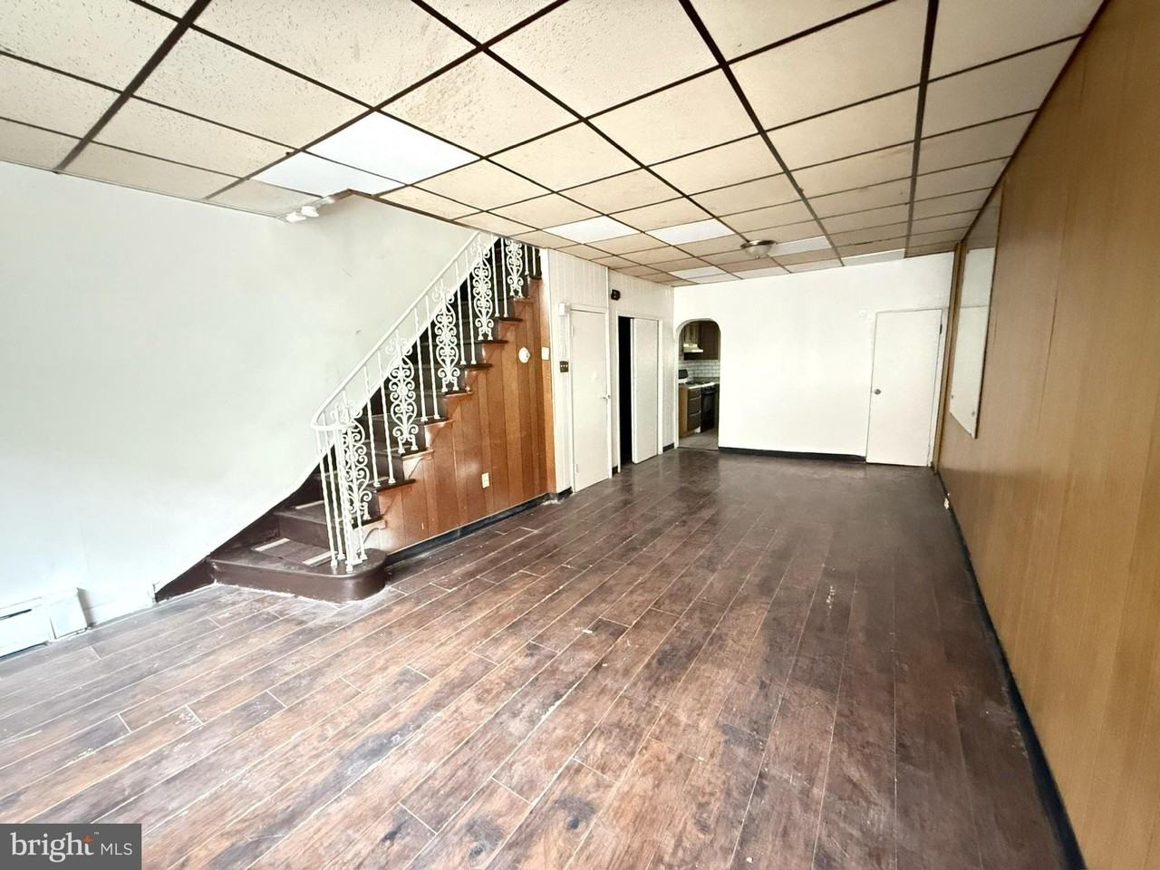 2046 S Beechwood St - Photo 2 of 7