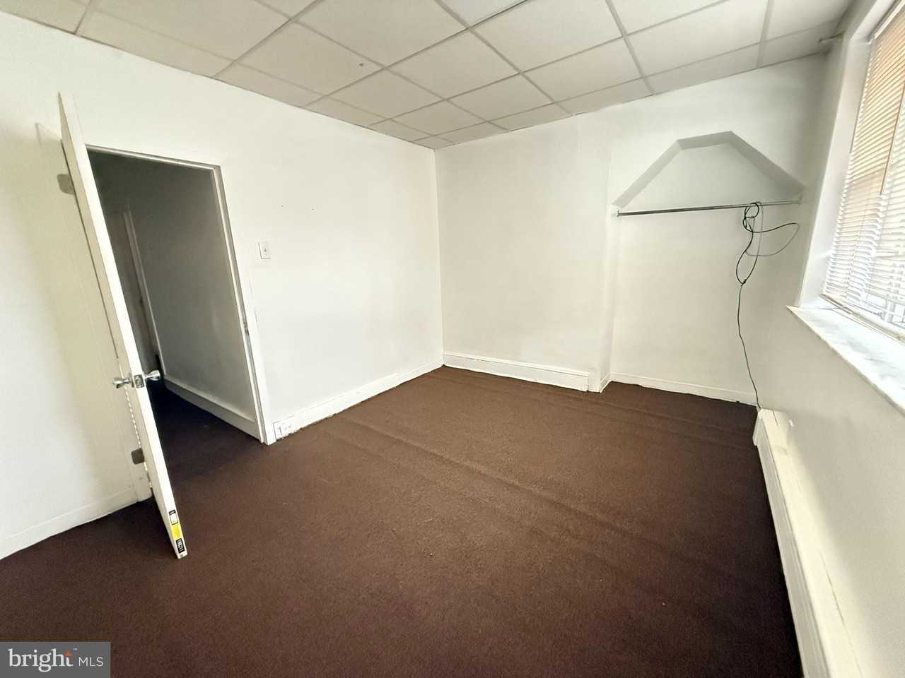 2046 S Beechwood St - Photo 4 of 7