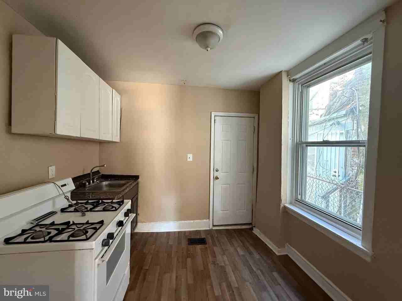 2411 W Indiana Ave - Photo 4 of 11