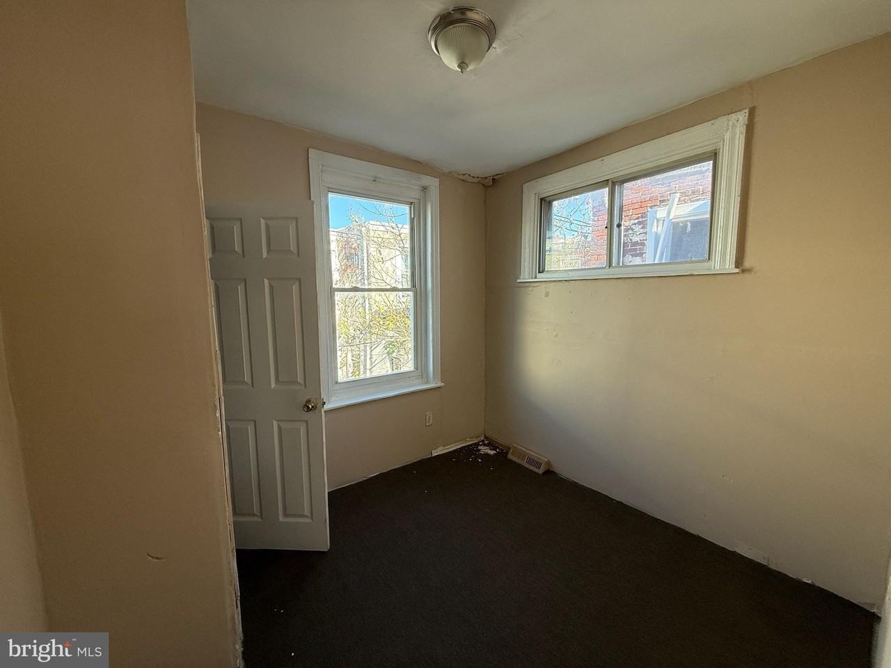 2411 W Indiana Ave - Photo 5 of 11