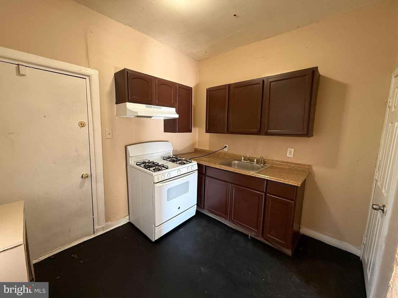 2413 W Indiana Ave - Photo 4 of 9