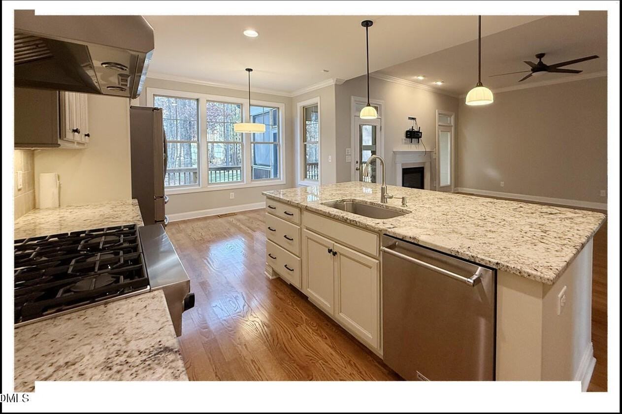 8025 Debenham Dr - Photo 7 of 38