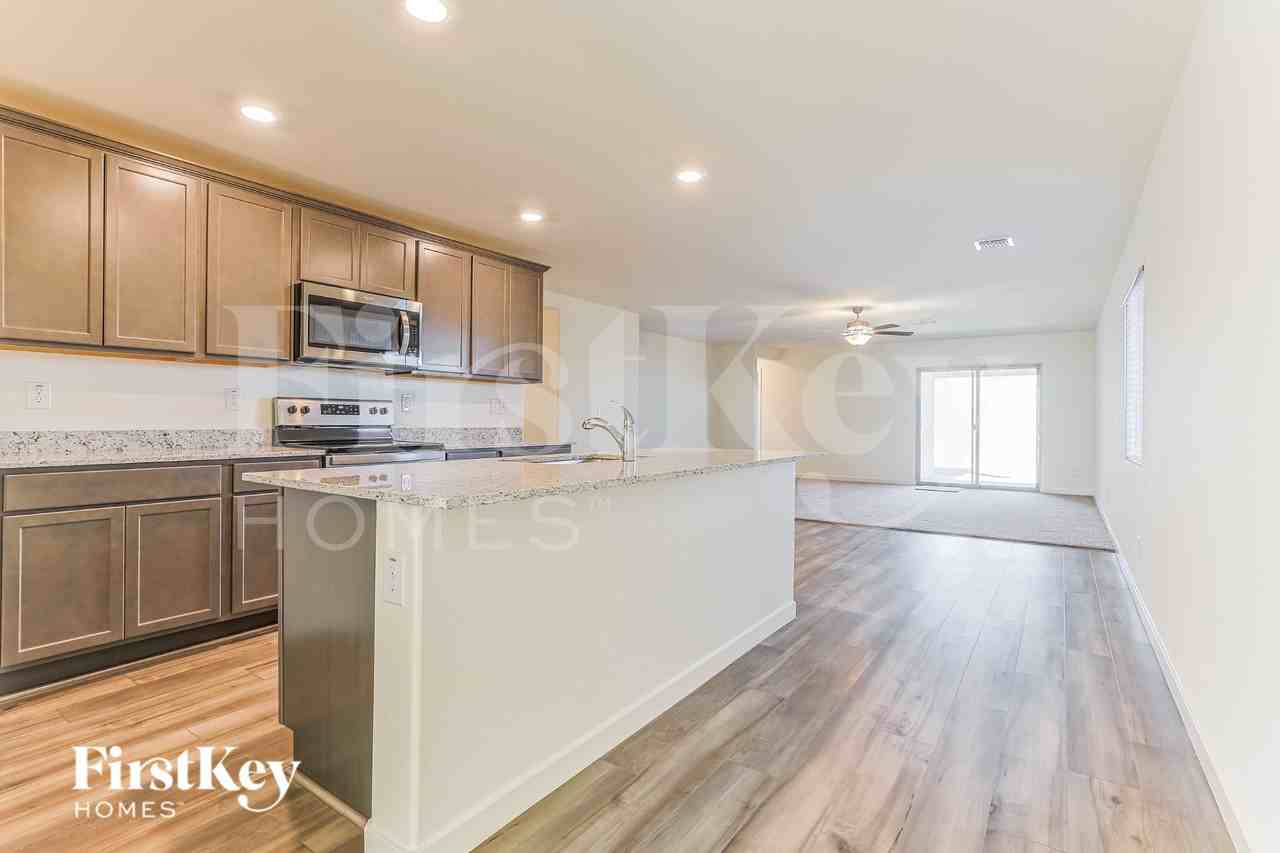 1024 W 20th St - Photo 5 of 16