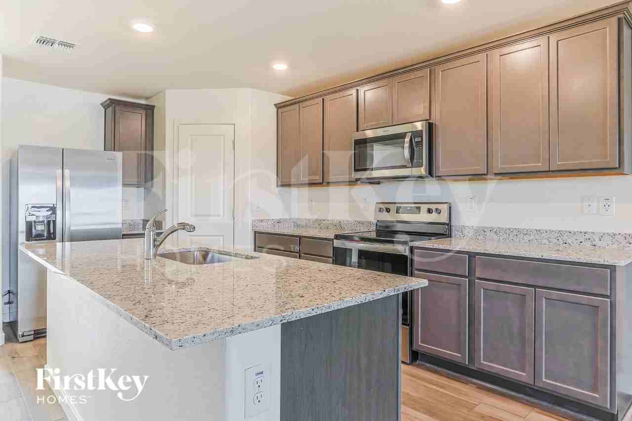 1024 W 20th St - Photo 6 of 16