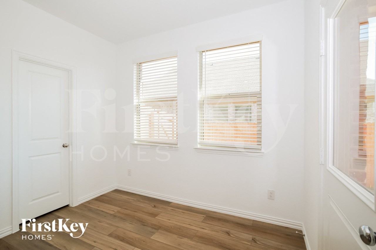 901 High Noon Dr - Photo 4 of 16