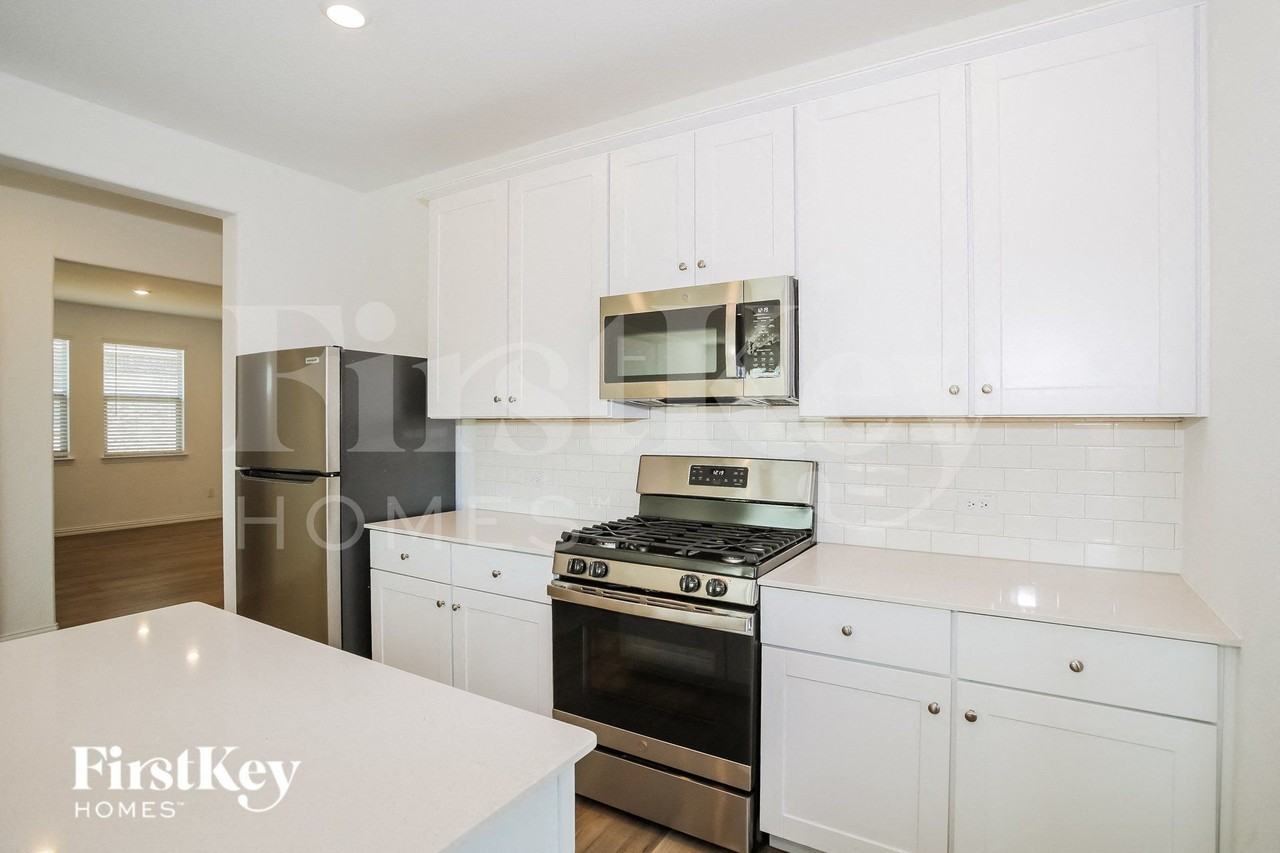 901 High Noon Dr - Photo 5 of 16