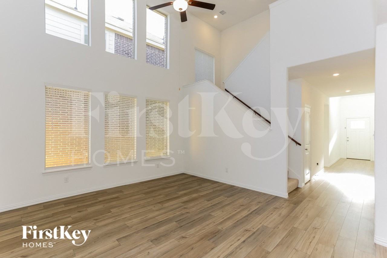 10045 Elkhorn Dr - Photo 2 of 16