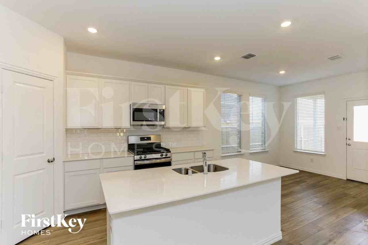 10045 Elkhorn Dr - Photo 5 of 16