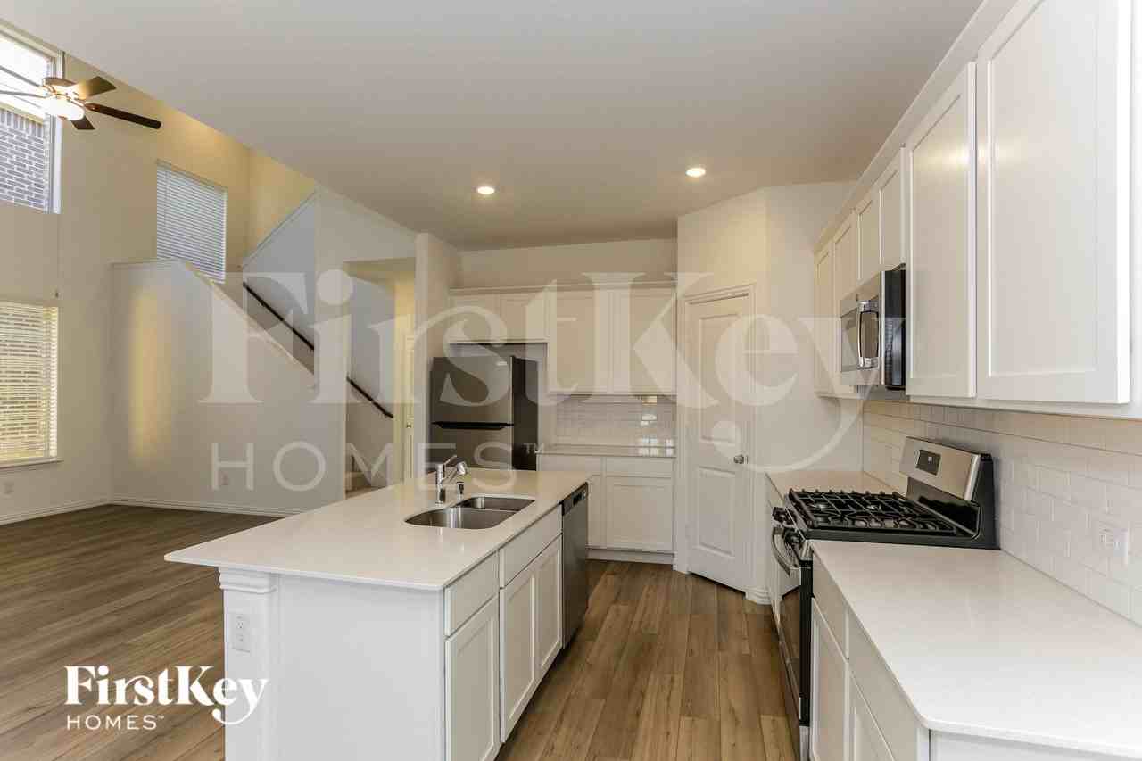 10045 Elkhorn Dr - Photo 6 of 16