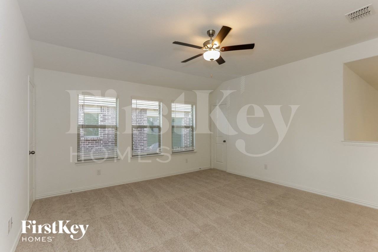 10045 Elkhorn Dr - Photo 7 of 16