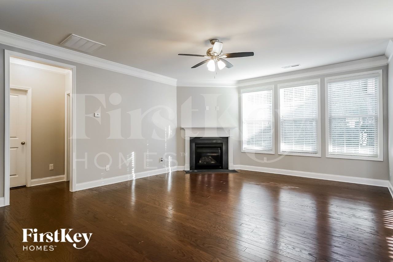 7224 Laurelshire Dr - Photo 3 of 15