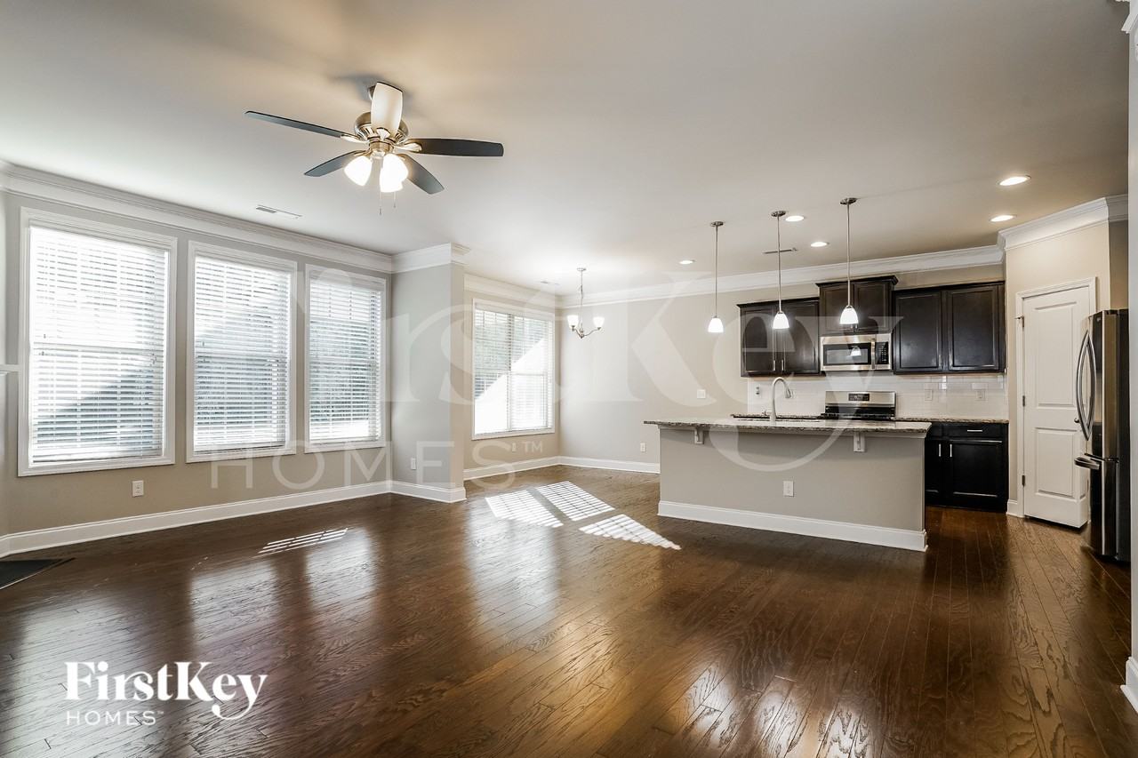 7224 Laurelshire Dr - Photo 4 of 15