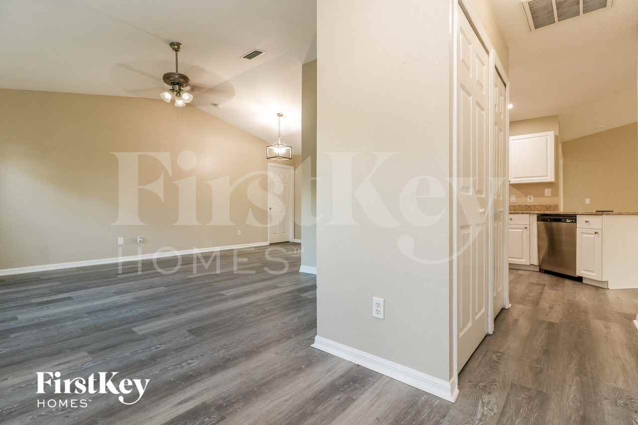 2607 Thomas Ln - Photo 2 of 15