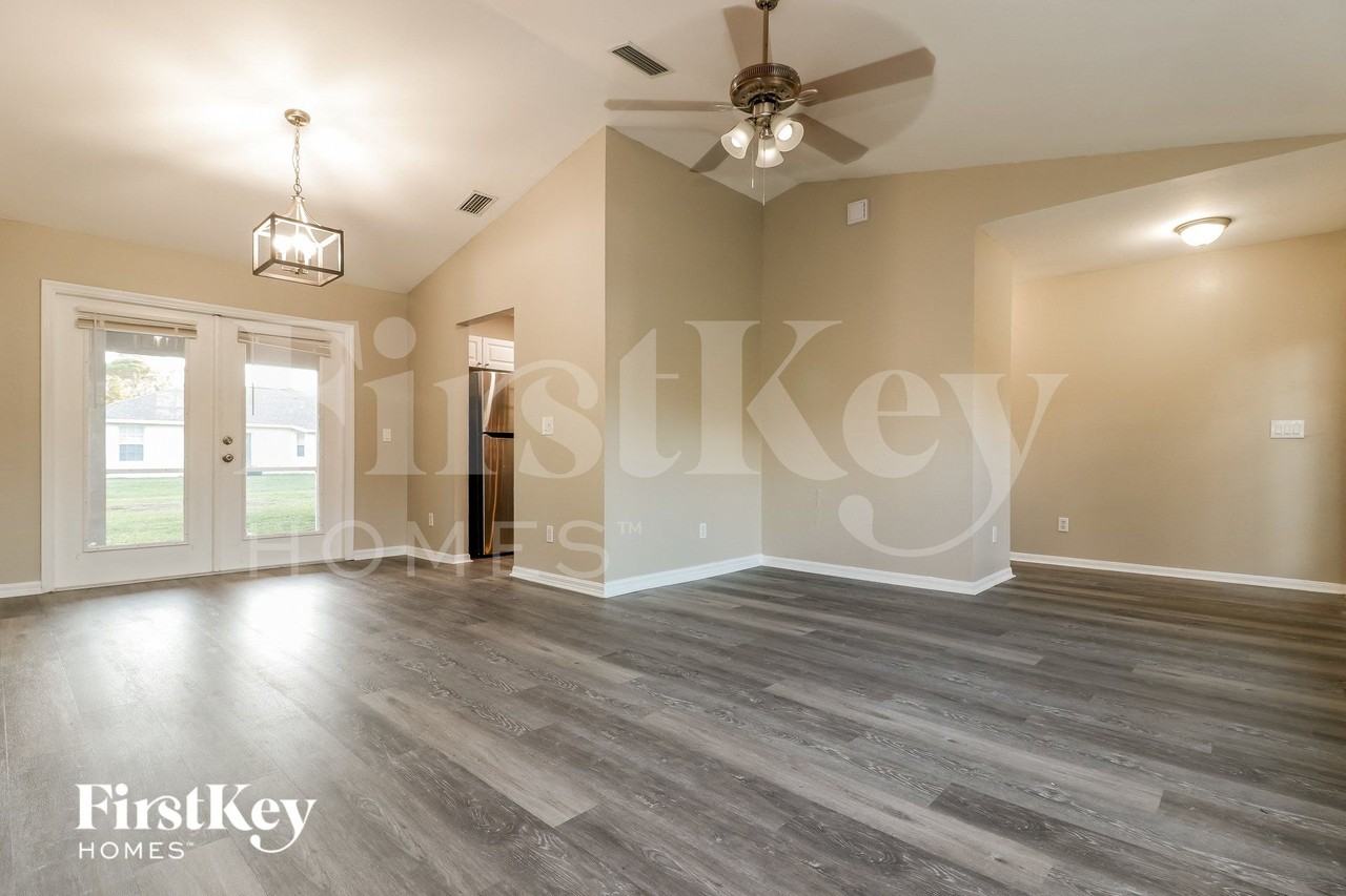 2607 Thomas Ln - Photo 3 of 15