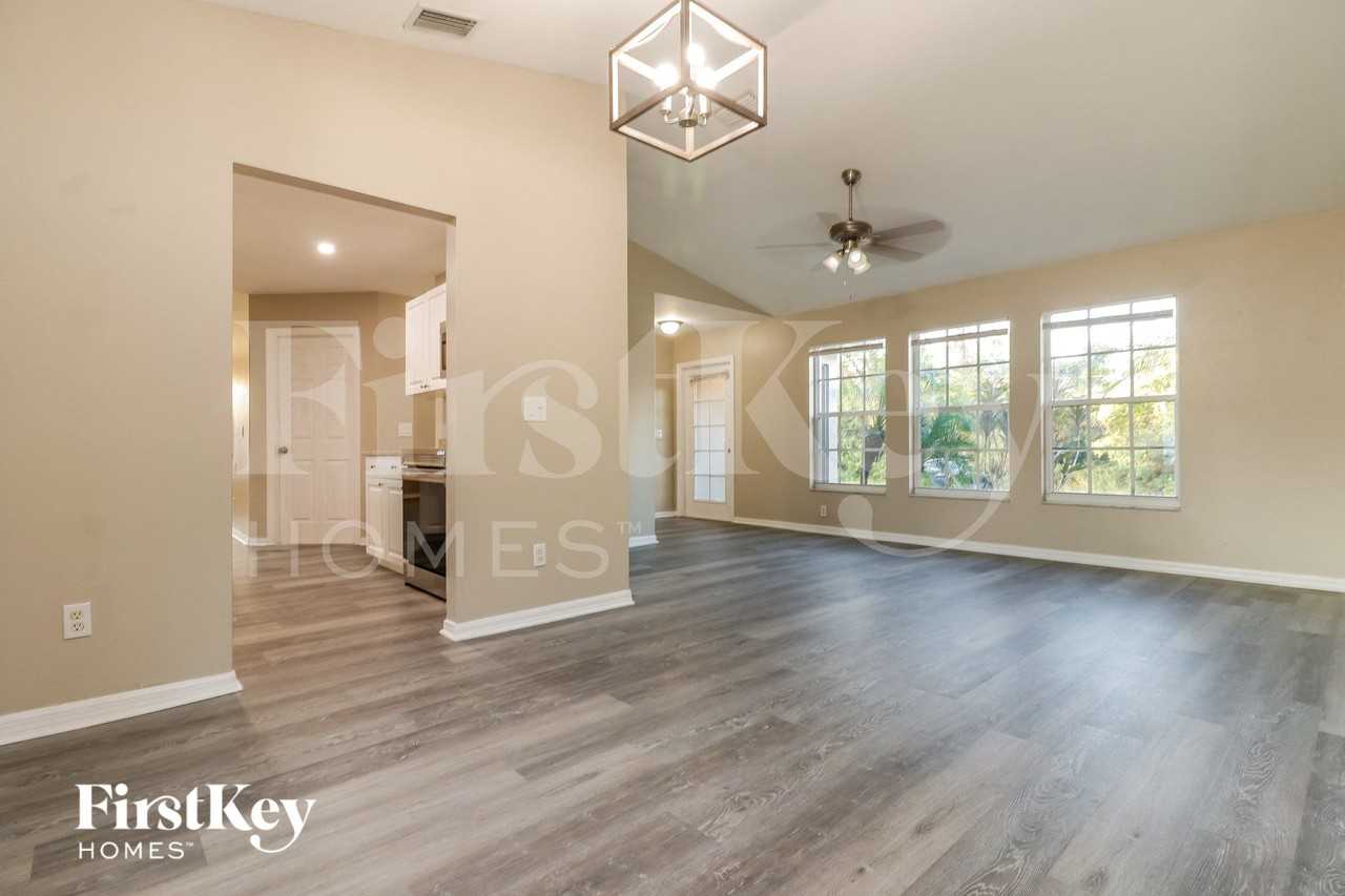 2607 Thomas Ln - Photo 4 of 15