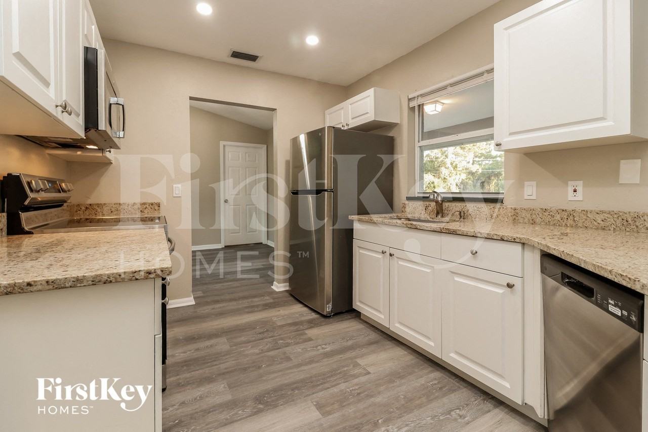 2607 Thomas Ln - Photo 5 of 15