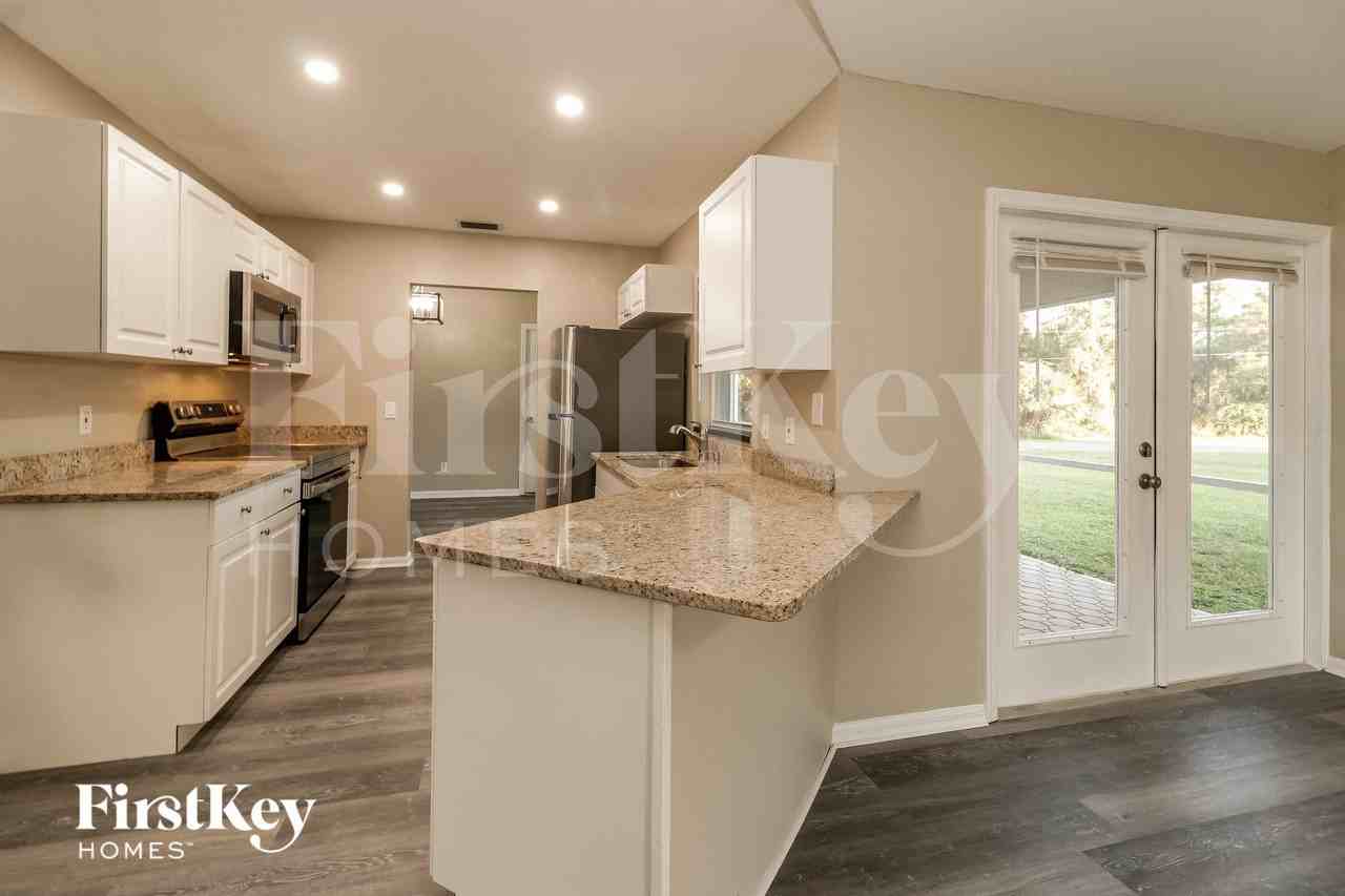 2607 Thomas Ln - Photo 6 of 15