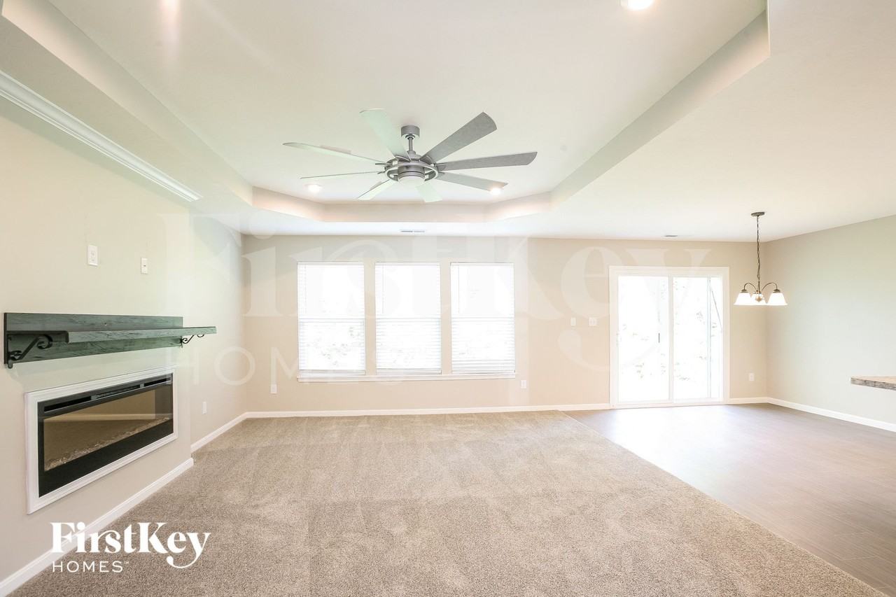 663 Van Buren St - Photo 3 of 15