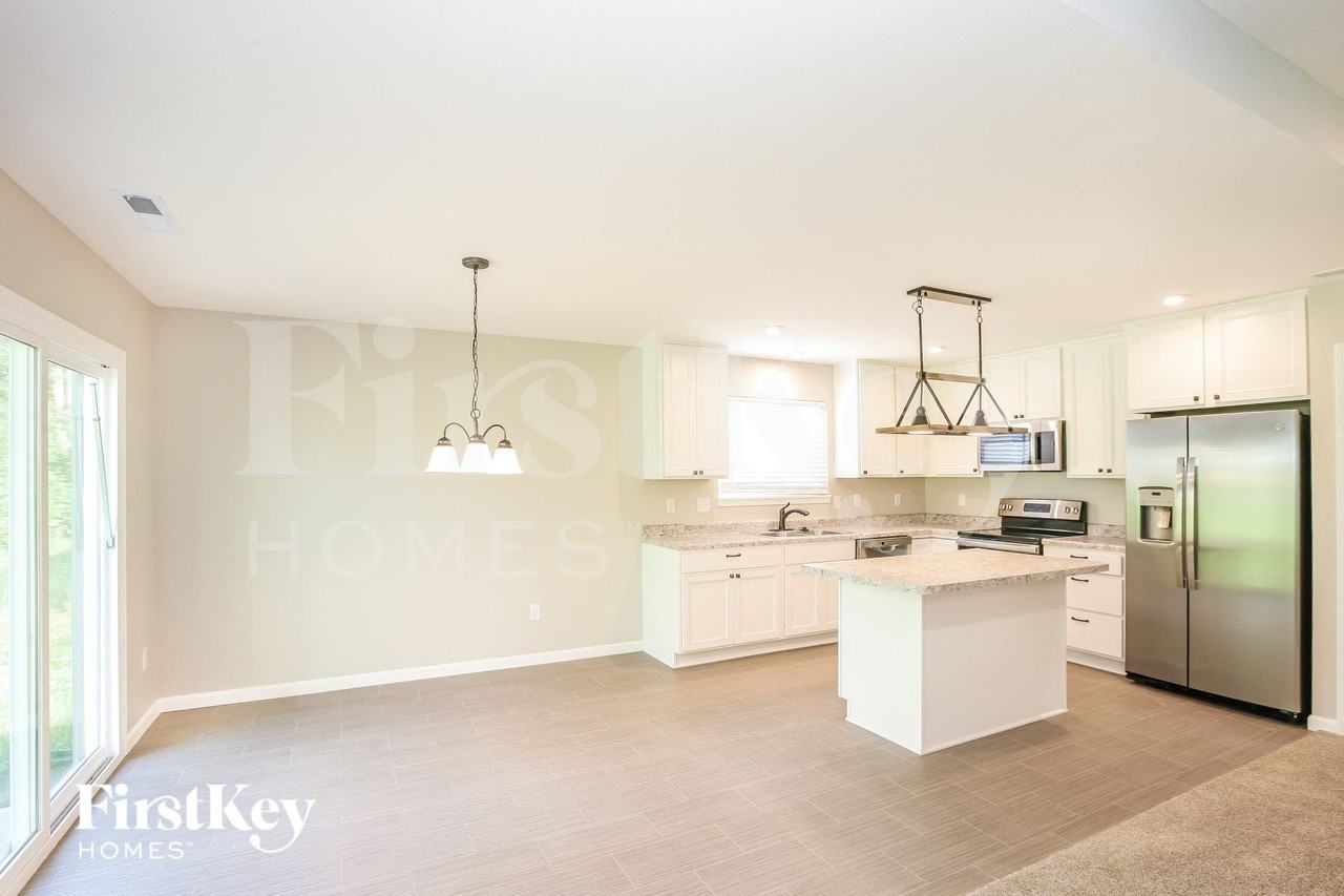 663 Van Buren St - Photo 5 of 15