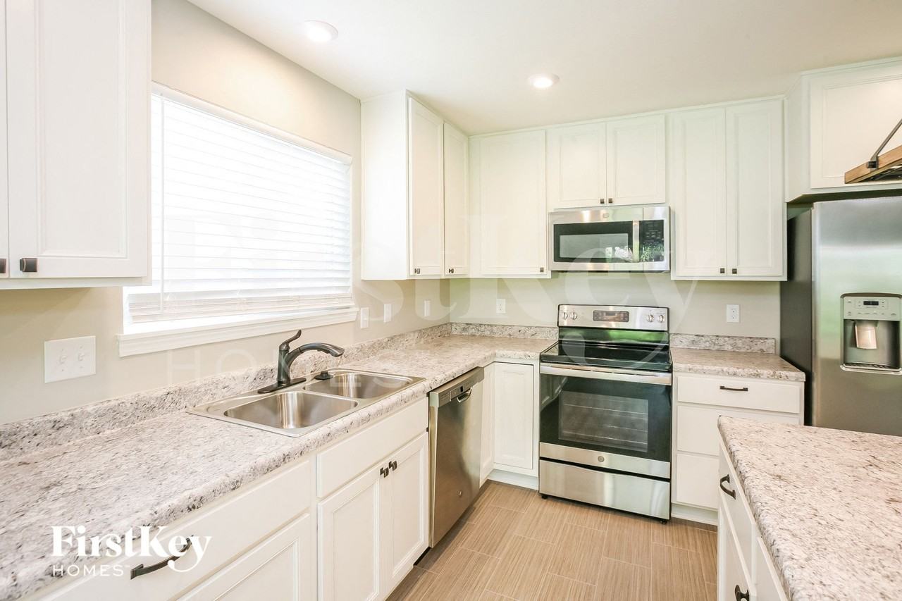 663 Van Buren St - Photo 6 of 15