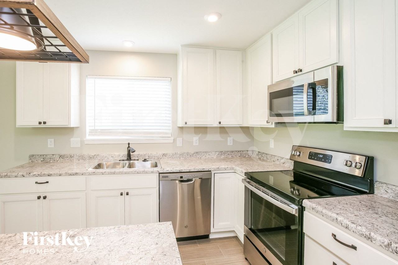 663 Van Buren St - Photo 7 of 15