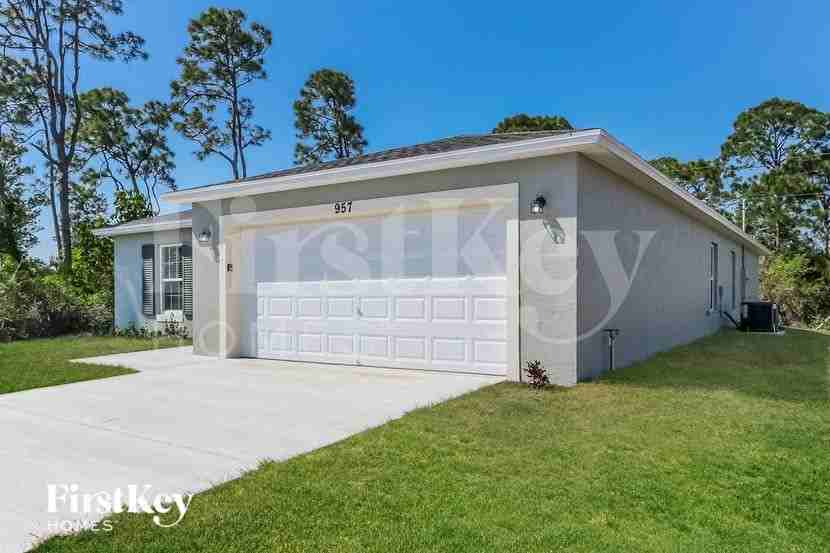 957 Se Caravan Ave - Photo 3 of 15