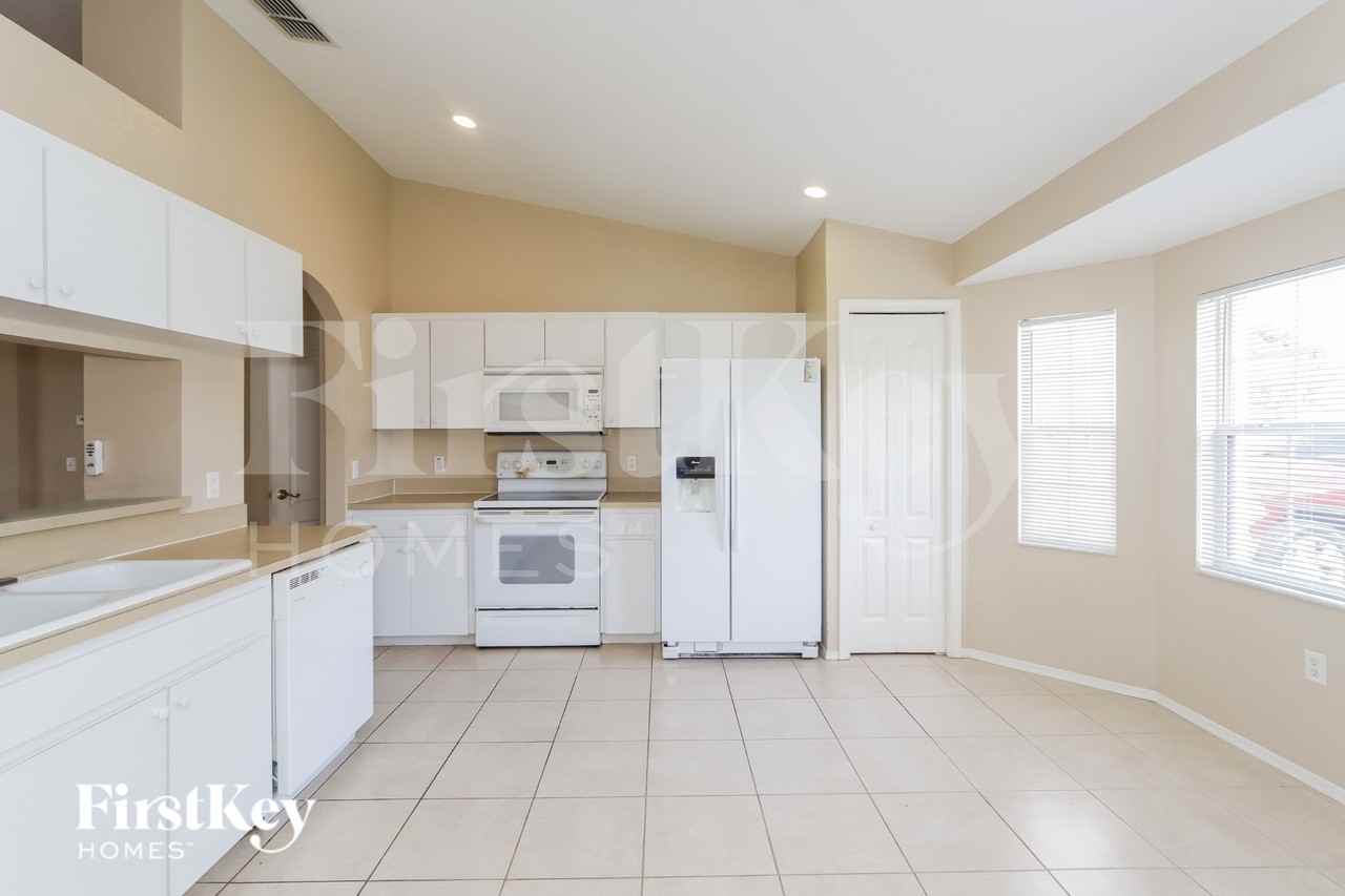 8211 Westmont Terrace Dr - Photo 5 of 15