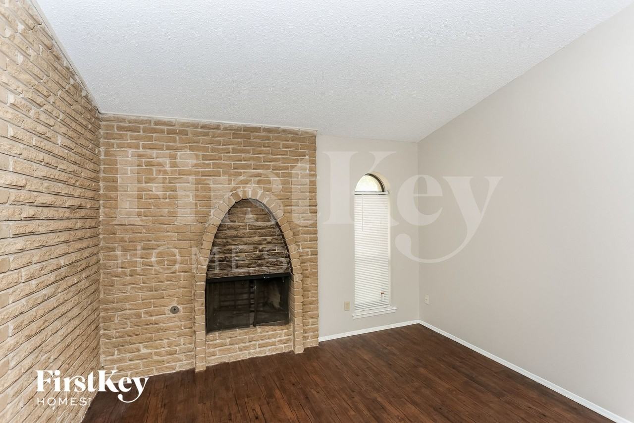 302 Wildbriar Dr - Photo 2 of 15