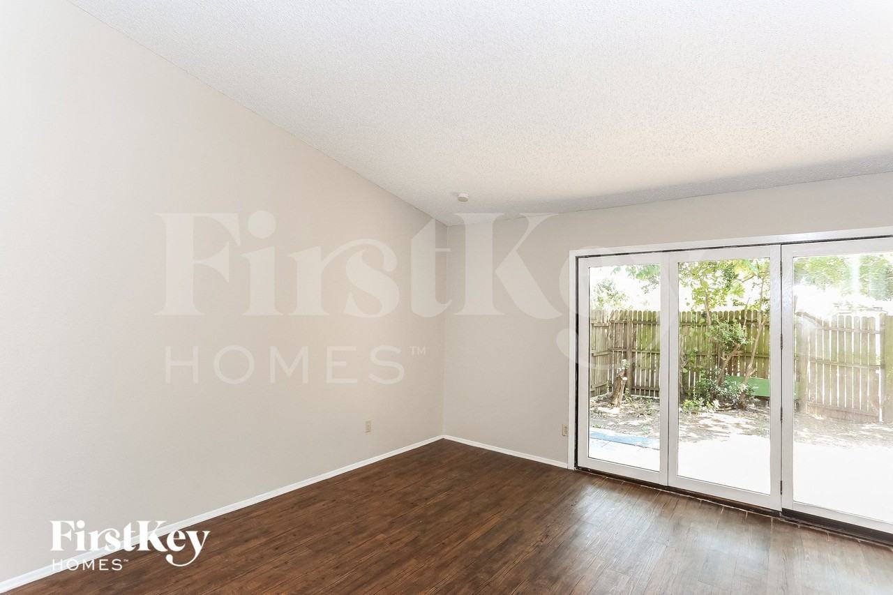 302 Wildbriar Dr - Photo 3 of 15