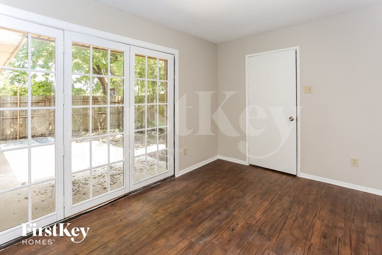 302 Wildbriar Dr - Photo 4 of 15