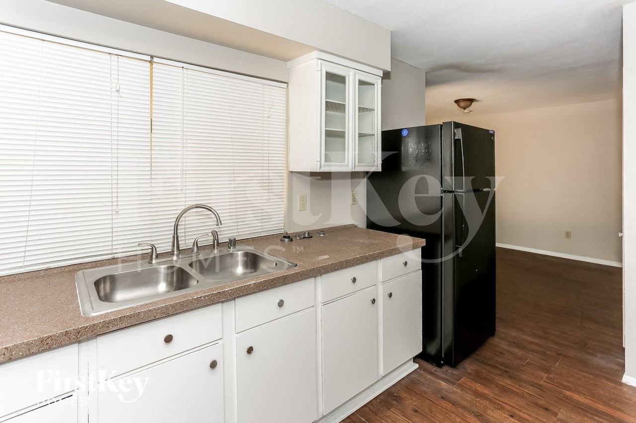 302 Wildbriar Dr - Photo 6 of 15