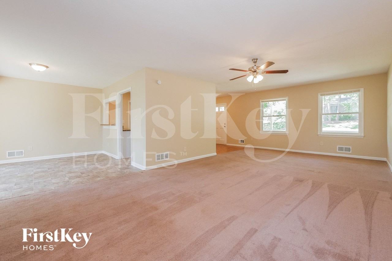 1701 Underwood Dr Se - Photo 3 of 15