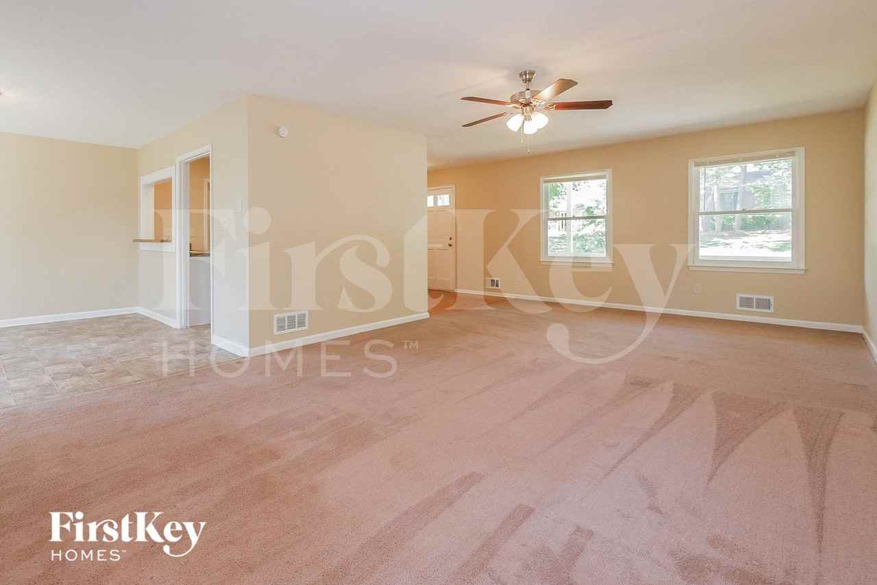 1701 Underwood Dr Se - Photo 4 of 15