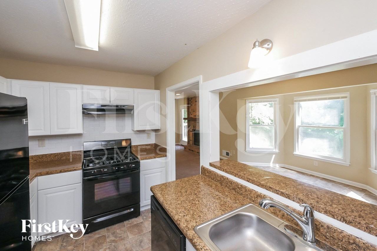 1701 Underwood Dr Se - Photo 5 of 15