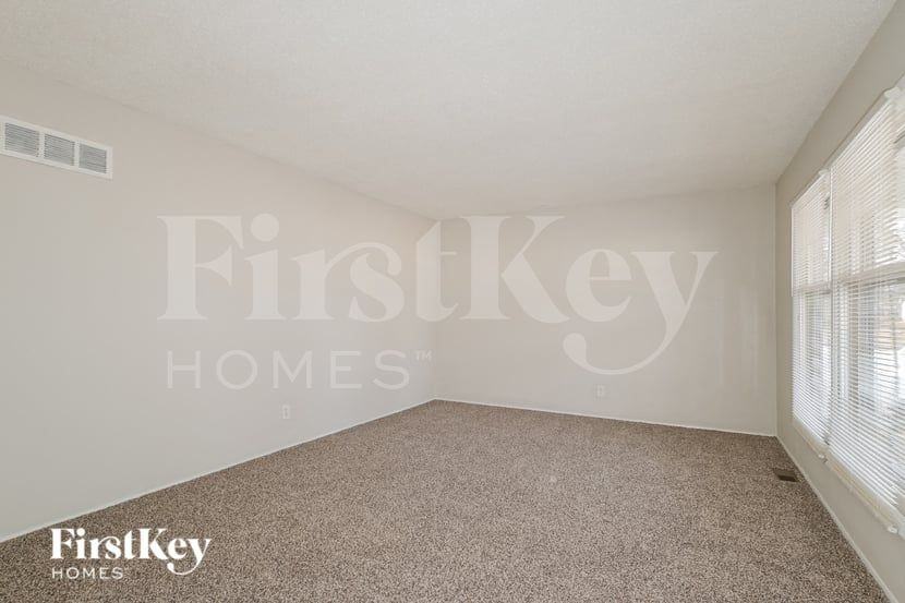 1560 Leisure Dr - Photo 3 of 16