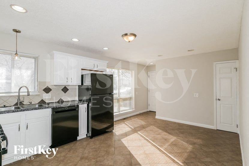 1560 Leisure Dr - Photo 5 of 16