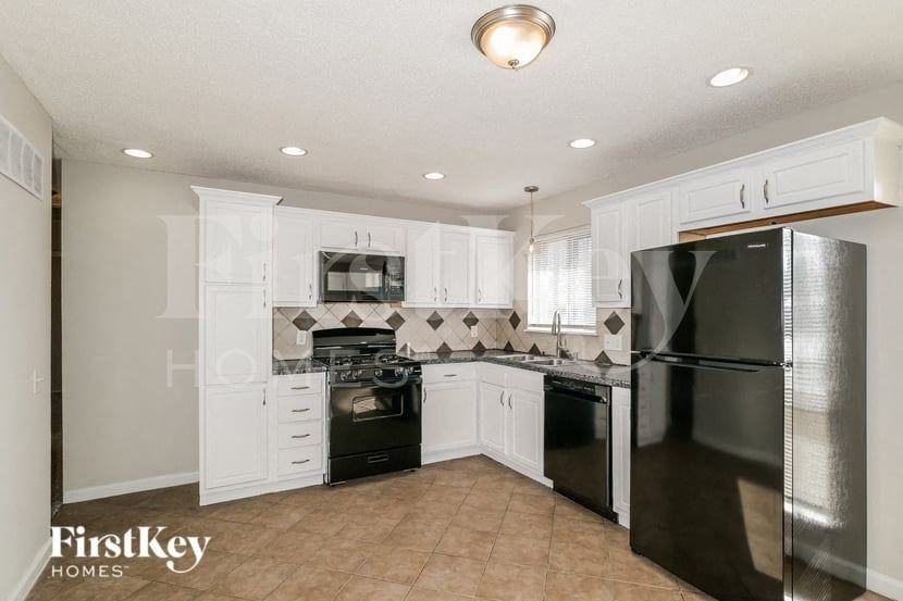 1560 Leisure Dr - Photo 6 of 16